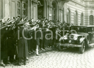 Fotografia d epoca originale 1937 WIEN O Konstantin VON NEURATH parte in auto da WIENER WESTBAHNHOF Foto 1