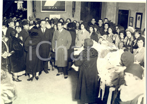 Fotografia d epoca originale 1930 ROMA Gruppo Fascista REGOLA Rodolfo VECCHINI dona abiti a bambini poveri 1