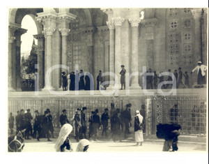 Fotografia d epoca originale 1931 ISTANBUL TURCHIA Avanguardisti in visita a edificio religioso Foto 1