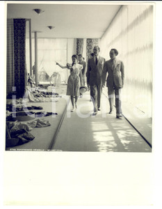 Fotografia d epoca originale 1936 MILANO VI TRIENNALE  Dino ALFIERI visita un installazione Fotografia 1