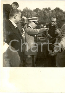 Fotografia d epoca originale 1935 MILANO Duca di BERGAMO consegna grappoli d uva ai bambini delle colonie 1