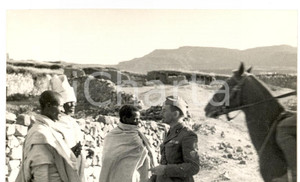 Fotografia d epoca originale 1935 AOI ADIGRAT ETIOPIA Ufficiale della milizia interroga indigeni Foto 13x9 1