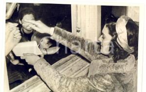 Fotografia d epoca originale 1938 LONDON UK PATTINAGGIO sul ghiaccio  Megan TAYLOR firma autografi ai fan 1