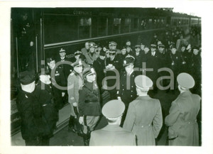 Fotografia d epoca originale 1938 MILANO Ministro Antonio Stefano BENNI arriva con elettrotreno da ANCONA 1