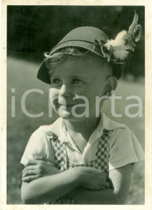 Fotografia d epoca originale 1943 PROPAGANDA TEDESCA WW2 Un bambino tedesco sorridente in costume tipico FOTO 1