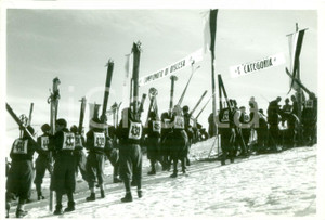 Fotografia d epoca originale 1935 ca CORTINA D AMPEZZO BL Sci Squadre OPERA BALILLA a Campionati di discesa 1