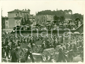 Fotografia d epoca originale 1935 ca ROMA Parata OPERA BALILLA con cannoni contraerei Fotografia 1