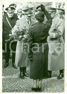 Fotografia d epoca originale 1939 MILANO Duca di BERGAMO riceve un omaggio floreale Fotografia 1