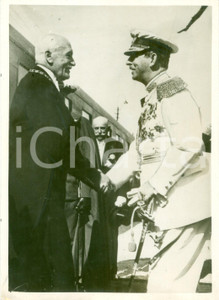 Fotografia d epoca originale 1937 BUCAREST Carlo II di ROMANIA accoglie Ignacy MOSCICKI Presidente POLONIA 1