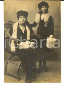 Fotografia d epoca originale 1920 ca AREA PIEMONTESE Sorelle adolescenti con stole in pelliccia Foto FP 1
