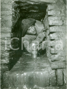 Fotografia d epoca originale 1950 ca MILANO Operai esplorano i sotterranei della città   Fotografia 1