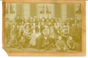 Fotografia d epoca originale 1910 AREA ITALIANA Classe elementare maschile con maestra e bambina Foto 15x10 1