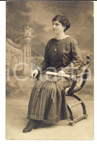 Fotografia d epoca originale 1920 ca USA ? Ritratto di donna con giornale arrotolato Foto cartolina 1