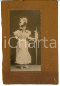 Fotografia d epoca originale 1910 ca AREA ITALIANA Ritratto di attrice in costume bianco Foto RARA 14x20 1