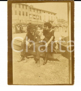 Fotografia d epoca originale 1920 LOANO SV Coppia in spiaggia su una barchetta Foto VINTAGE 8x9 cm 1