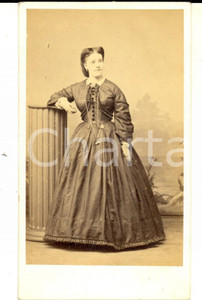 Fotografia d epoca originale 1870 ca TORINO Ritratto femminile in abito da giorno Foto SCHEMBOCHE CDV 1
