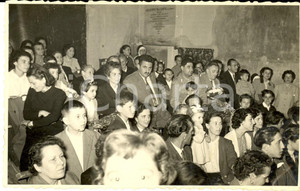 Fotografia d epoca originale 1950 ca MILLESIMO Teatro delle suore  Genitori alla recita natalizia FOTO 14x8 1