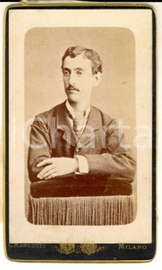 Fotografia d epoca originale 1880 ca MILANO Ritratto maschile in appoggio  Fotografia Carlo MARCOZZI CDV 1