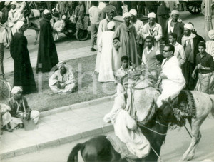 Fotografia d epoca originale 1950 ca IL CAIRO EGITTO Beduini a passeggio e a cavallo nel suq Fotografia 1