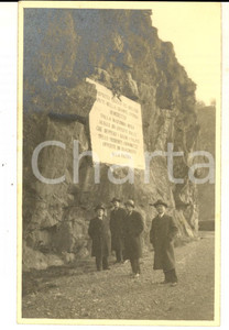 Fotografia d epoca originale 1930 OROPA Visitatori presso la targa per i Caduti biellesi Foto cartolina 1