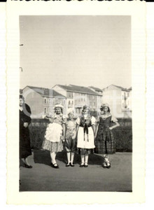 Fotografia d epoca originale 1935 MILANO Gruppo di bambine in costume da Carnevale Foto VINTAGE 6x10 cm 1