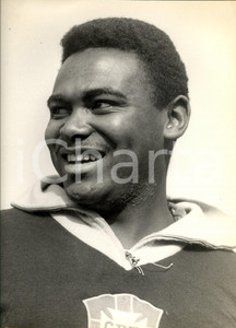 Fotografia d epoca originale 1980 ca CALCIO BRASILE Ritratto dell attaccante COUTINHO Fotografia cm 24 x 30 1