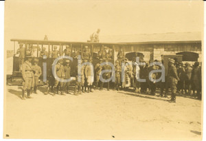 Fotografia d epoca originale 1920 ca REGIO ESERCITO Ufficiali con omnibus accolgono visitatori Foto 17x12 1