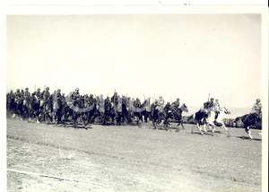 Fotografia d epoca originale 1930 ca GRANDI MANOVRE Dimostrazione di attacco della CAVALLERIA Foto 18x13 cm 1