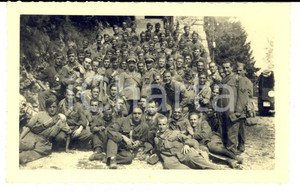 Fotografia d epoca originale 1940 WW2 ZONA DI GUERRA Battaglione AUTOMOBILISTI con ufficiali Foto cartolina 1