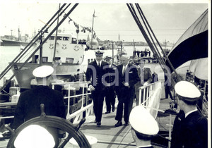 Fotografia d epoca originale 1960 ca BELGIO Principe Alberto arriva in visita su una nave Foto 24x18 cm 1