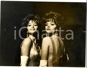 Fotografia d epoca originale 1960 ca PARIS Ritratto di due ballerine di un cabaret Foto ARTISTICA 24x18 cm 1