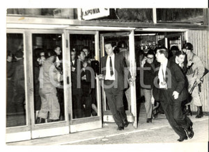 Fotografia d epoca originale 1970 ca GERMANIA CRONACA Intervento della polizia al bar LAPONIA Foto 18x13 1