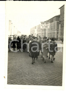Fotografia d epoca originale 1950 ca ROMA Corteo con orfani di guerra della provincia di TERNI Foto 6x9 1