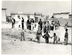 Fotografia d epoca originale 1960 ca GIORDANIA ? Classe di bambini in strada Fotografia ARTISTICA 27x19 1