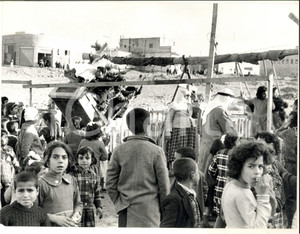 Fotografia d epoca originale 1960 ca GIORDANIA ? Bambini su un altalena improvvisata Foto ARTISTICA 27x19 1