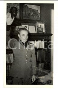 Fotografia d epoca originale 1939 MILANO Ufficiale saluta nella sede di un giornale Foto 10x18 cm 1