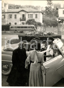 Fotografia d epoca originale 1960 ca FRANCE Attrice CÃ©cile SOREL con un curato in campagna Foto 18x24 cm 1