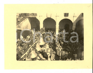 Fotografia d epoca originale 1950 ca NORD ITALIA Vescovo benedice nuovo gruppo di campane Foto 22x16 1