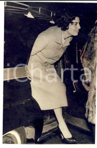 Fotografia d epoca originale 1960 ca PARIS ? SORAYA di PERSIA scende da un auto Fotografia 12x18 1