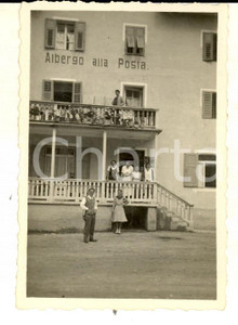 Fotografia d epoca originale 1931 MOENA TN Un gruppo di turisti presso l ALBERGO ALLA POSTA Foto 6x9 cm 1