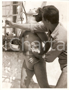 Fotografia d epoca originale 1955 ca CINEMA ITALIANO Stuntman tira pugno a Piero NUCCORINI Foto 18x24 cm 1