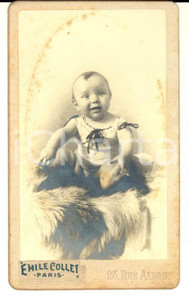 Fotografia d epoca originale 1900 ca PARIS Ritratto di bambino su un pellicciotto Foto Emile COLLET CDV 1