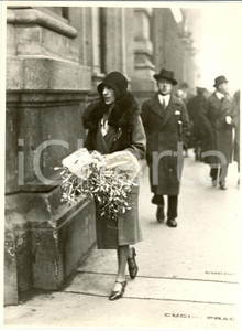 Fotografia d epoca originale 1930 MILANO Riti del NATALE Signora si appresta verso casa con vischio Foto 1