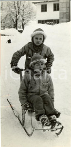 Fotografia d epoca originale 1937 OSLO SKAUGUM Astrid e Ragnhild Principesse NORVEGIA con slittino sulla neve 1