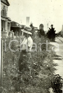 Fotografia d epoca originale 1940 MILANO Autarchia  Operaio al lavoro in un orto di guerra Fotografia 1
