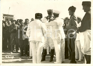 Fotografia d epoca originale 1932 BENGASI Libia Rodolfo GRAZIANI riceve fazzoletto cremisi e medaglia Foto 1