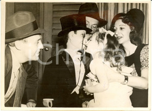 Fotografia d epoca originale 1938 PARIGI F Marionetta CHARLIE MCCARTHY riceve bacio da ammiratrice Foto 1