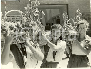 Fotografia d epoca originale 1935 MILANO Festa delle Pesche  Donne Dopolavoro LUGO in costume tradizionale 1