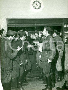 Fotografia d epoca originale 1950 ca MILANO Vigili del fuoco italiani e inglesi spaccio alcol e sigarette 1