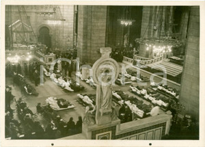 Fotografia d epoca originale 1938 PARIS Malati ascoltano messa in barella JournÃ©e des Malades SACRE  COEUR 1